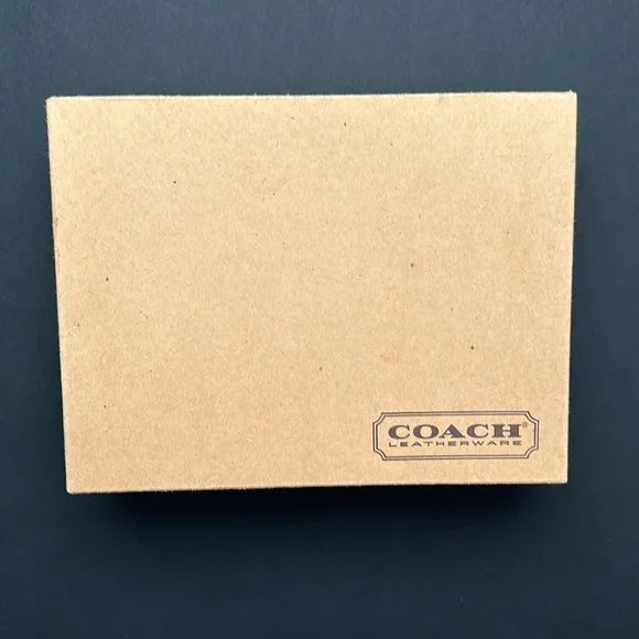 12/13 AT 3:00 PM EST COACH TALK
Vintage Coach ๐ผ ๐โฆโฆ..and history!! - Picture 13 of 16